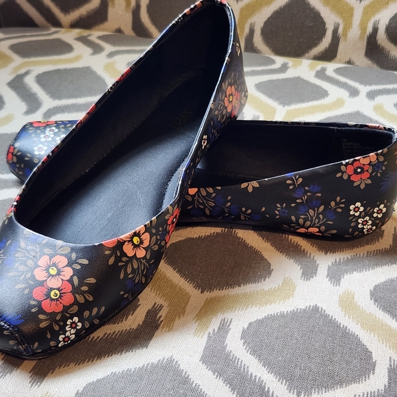 Nine West Black Floral Women's Flats - Picture 2 of 5